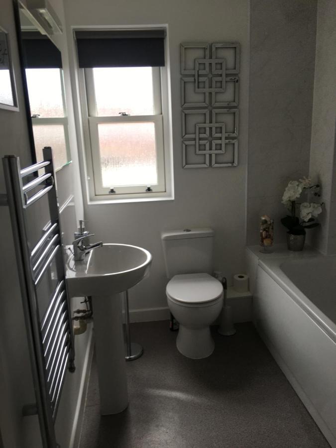 Comfortable Rooms With Live In Host, Walking Distance To The High St & More Гластонбері Екстер'єр фото