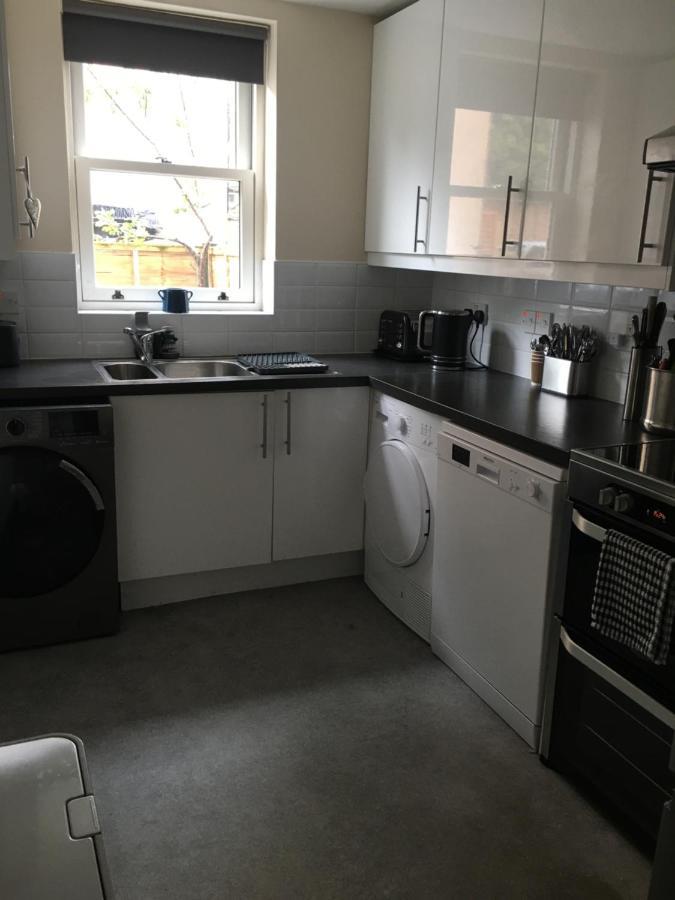 Comfortable Rooms With Live In Host, Walking Distance To The High St & More Гластонбері Екстер'єр фото