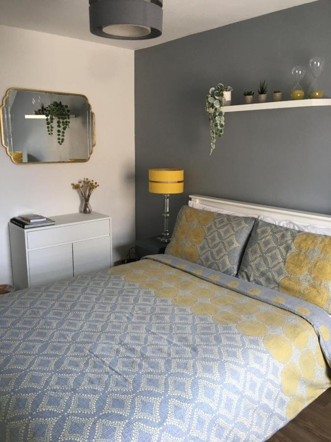 Comfortable Rooms With Live In Host, Walking Distance To The High St & More Гластонбері Екстер'єр фото